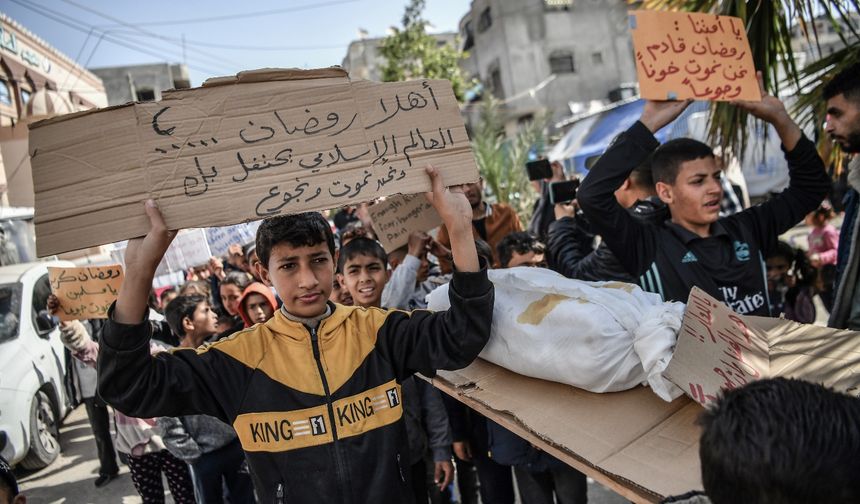 Gazze'de çocuklar, yaşanan gıda kıtlığını protesto etti