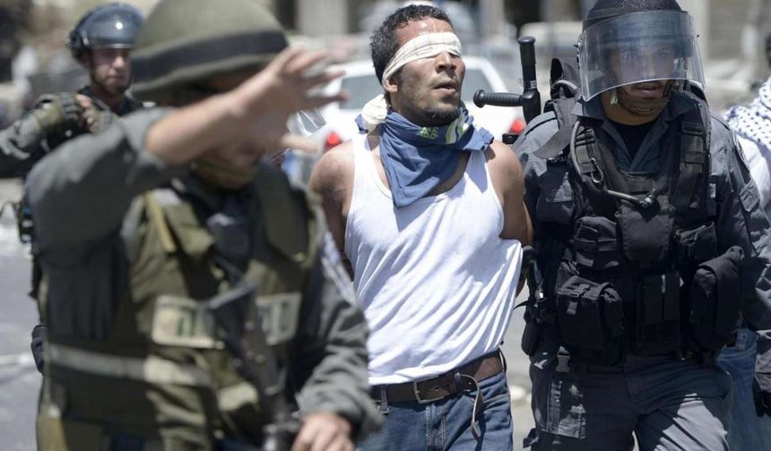 İsrail askerleri Batı Şeria'da 12 Filistinliyi gözaltına aldı