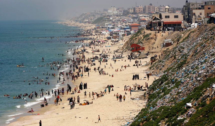 Gazzeliler, savaş atmosferinden çıkmak için sığındıkları sahilde denize girdi