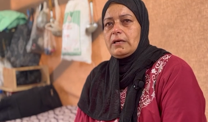 Filistinli kadın, İsrail saldırılarından kaçarak geldiği Refah kentinde kızını ve torununu defnetti