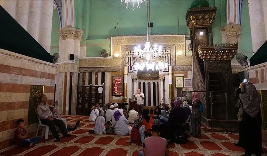 Yasa dışı Yahudi işgalciler, El Halil'deki İbrahim Camisi'nde ayin yaptı!
