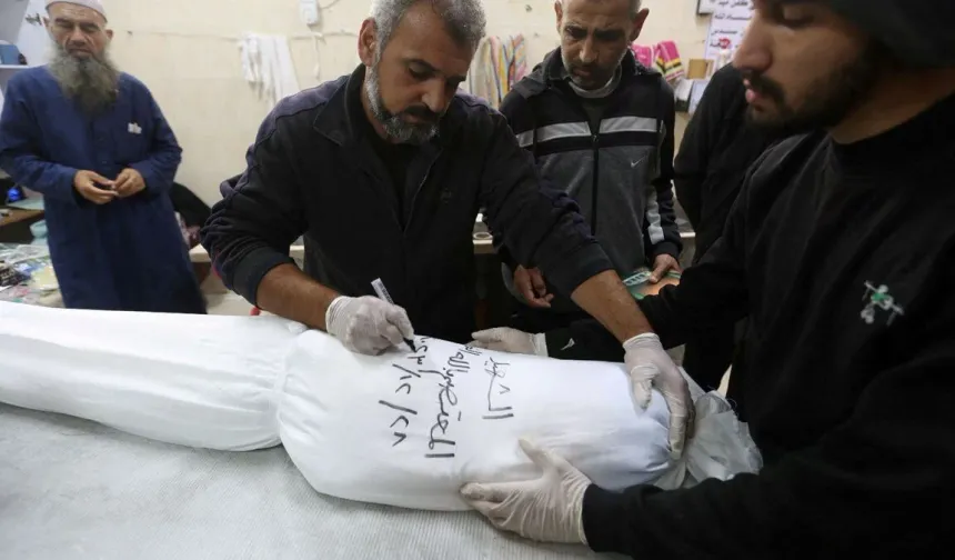 Gazze'de enkaz altından 5 çürümüş ceset çıkarıldı