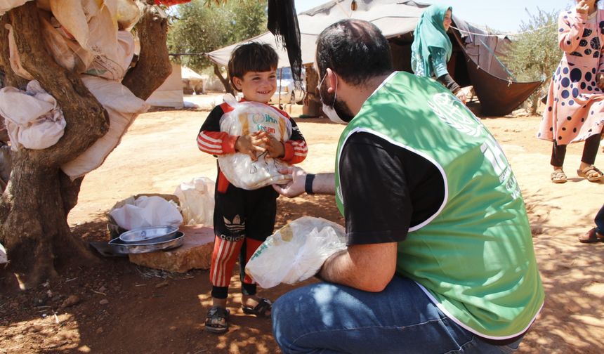 İHH, İdlib'deki kamplara günlük yaklaşık 85 bin ekmek dağıtıyor