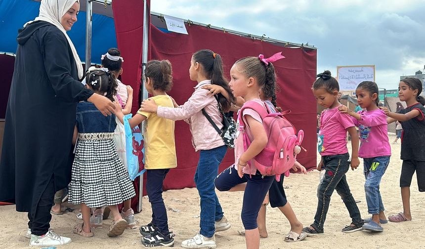 Savaşın gölgesinde yaşayan Gazzeli çocuklar çadır okulda eğitim görüyor