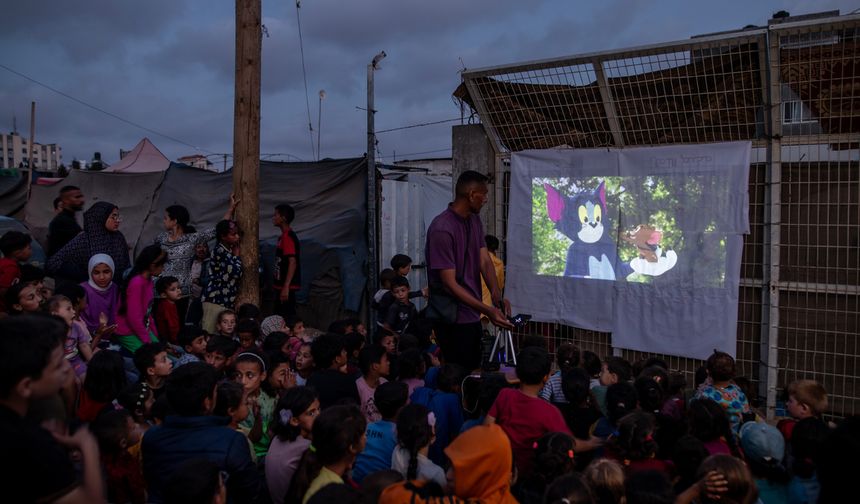 El-Khudari, kamp kamp gezerek çocuklara film izletiyor
