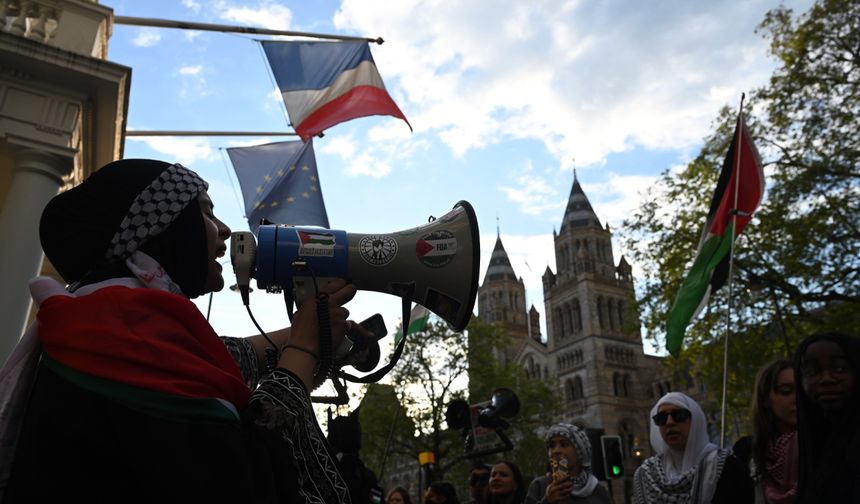 Fransa'nın Filistin asıllı İngiliz cerrah Ebu Sitte'yi ülkeye sokmaması Londra'da protesto edildi