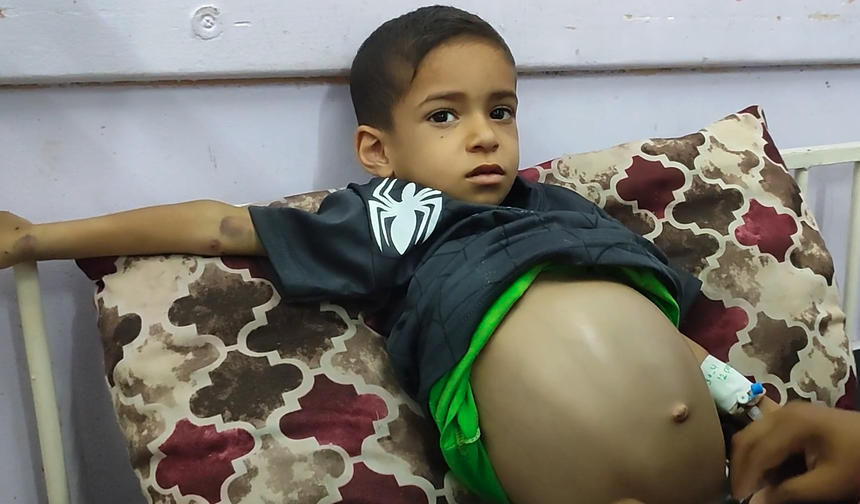 Filistinli küçük Emin tedavi görebilmek için Gazze dışına nakledilmeyi bekliyor