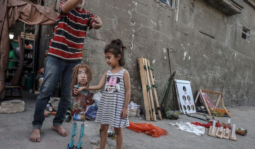 Filistinli kukla sanatçısı, savaş mağduru Gazzeli çocukları sevindirmeye çalışıyor