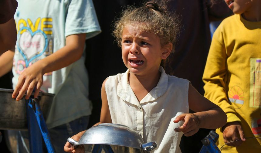 Yemek alamayacağını düşünen Gazzeli çocuğun ağlaması yürekleri burktu