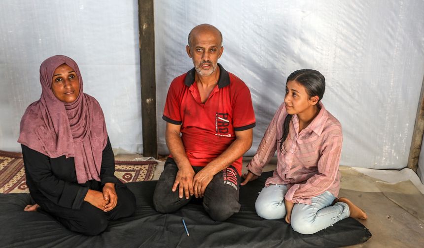 Sağır ve dilsiz olan Filistinli Ajina, ailesini geçindirmek için marangozluk yapıyor