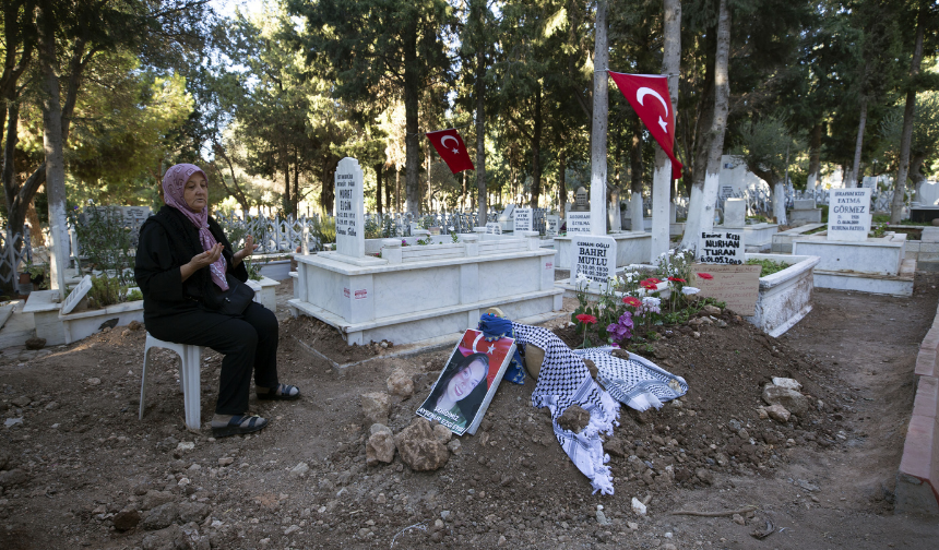 İsrail askerlerince katledilen Eygi'nin mezarına ziyaretler sürüyor