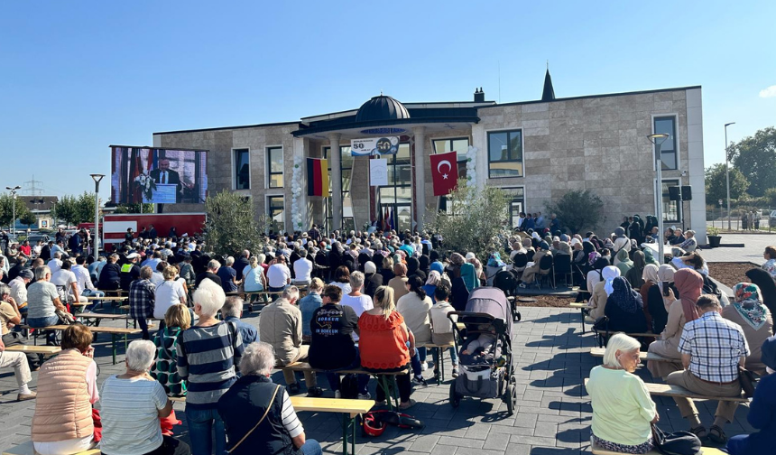 Almanya'da IGMG Brühl Camisi dualarla ibadete açıldı