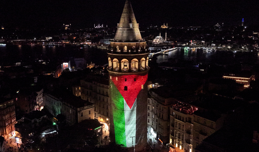 Galata Kulesi'ne Filistin Bayrağı yansıtıldı