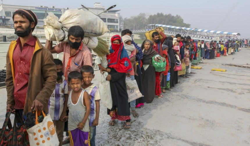 93 Arakanlı Müslüman, 6 kişinin cesediyle Endonezya'ya ulaştı