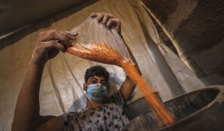 Açlıkla mücadele eden Filistinliler, bakliyat öğüterek ekmek yapıyor