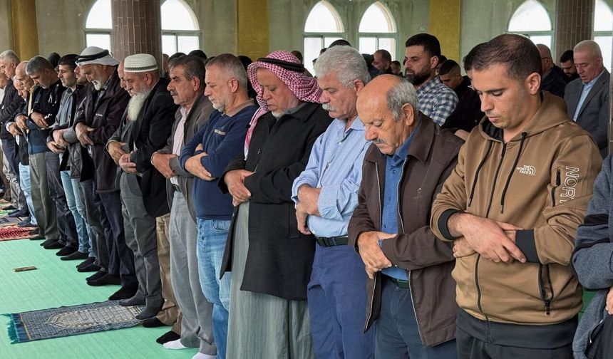 Filistinliler, cuma namazını İsraillilerin saldırdığı camide kıldı