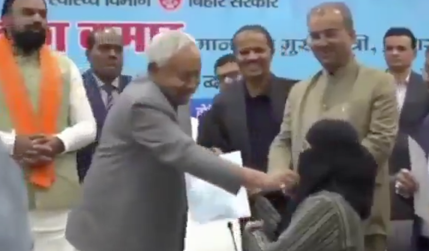 Hindistan'da Başbakan, Müslüman doktorun peçesini açtı!