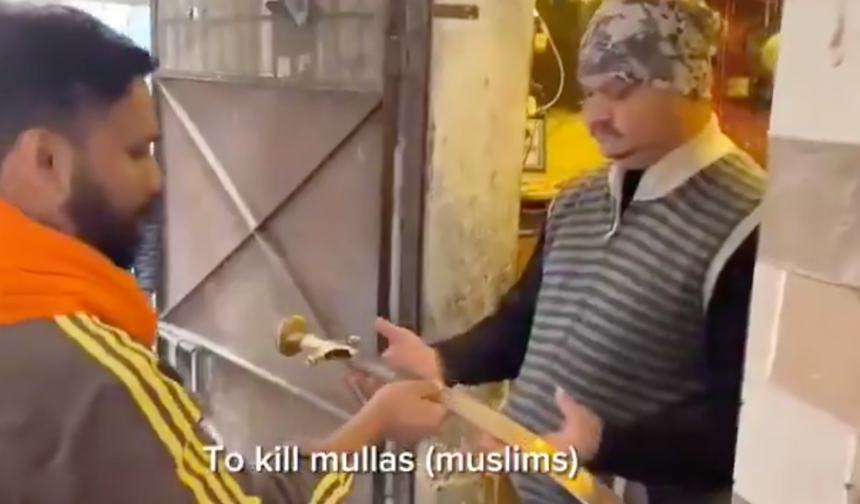 Hindistan'da Müslümanları öldürmek için kılıç dağıtıldı