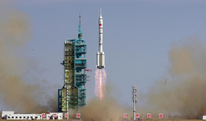 Uzay çöpü vurdu: Çin'in mekiği Şıncou-20 insansız dönecek