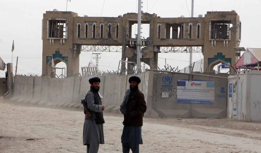 Pakistan sınırında dram: Yüzlerce kişi mahsur