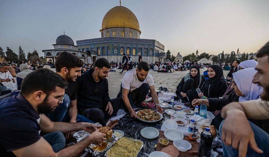 Ramazan 10 ülkede Çarşamba, diğerlerinde Perşembe başlıyor
