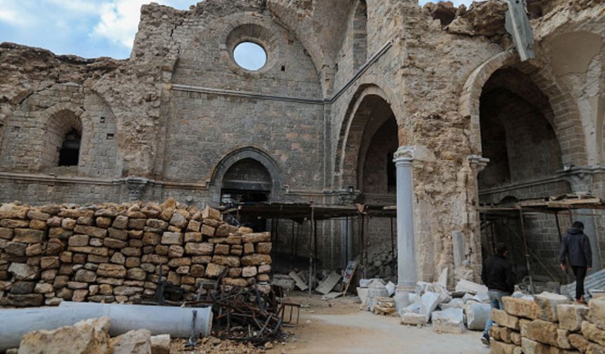 Gazze'de tarih nöbeti: Küllerden kitap kurtarıyorlar