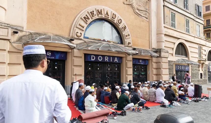 Vatikan önünde namaz: Eski görüntülerle algı operasyonu