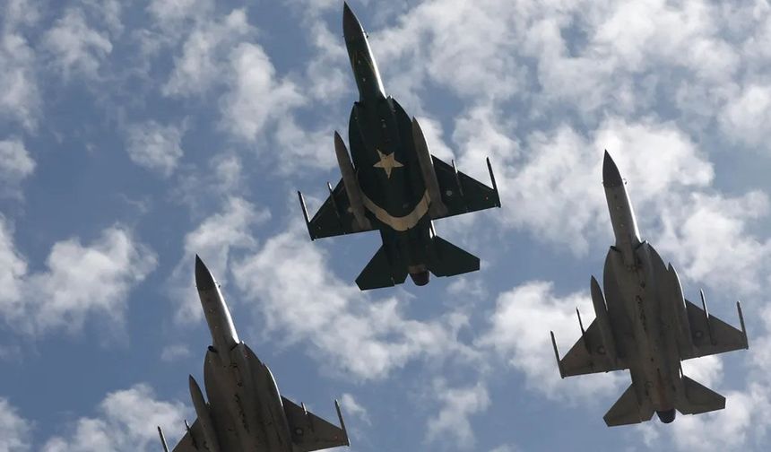 Pakistan-Afganistan gerilimi: Hava gücü çözüme yeter mi?