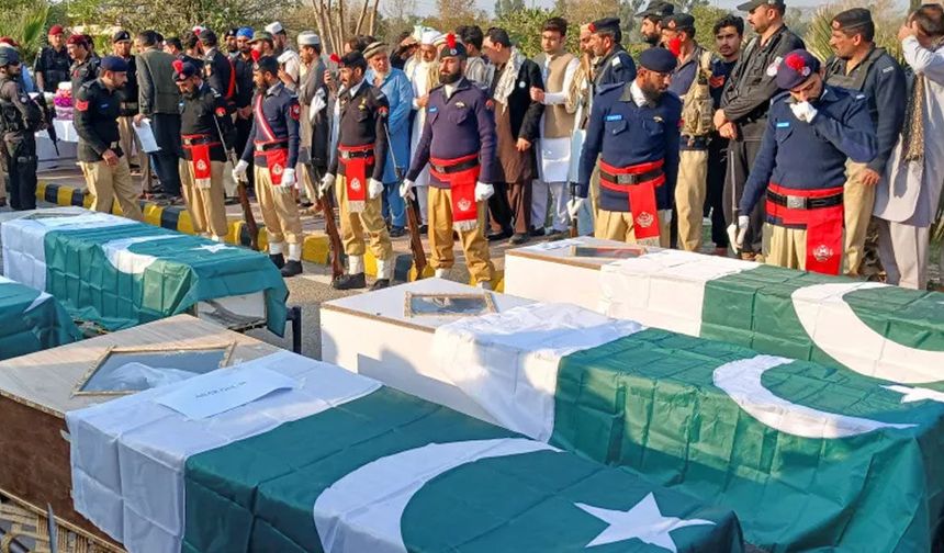 Pakistan-Afganistan hattında kanlı tırmanış: Yüzlerce ölü