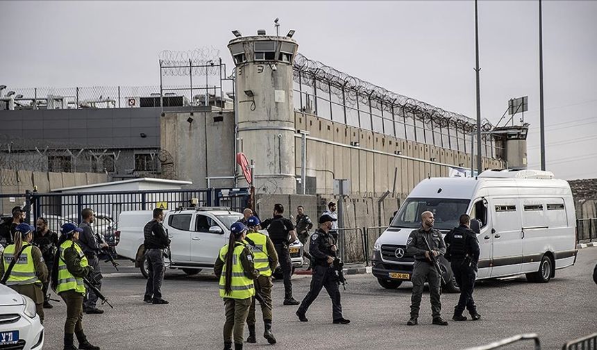 İsrail hapishanelerinde 9 bin 300 Filistinli tutuluyor