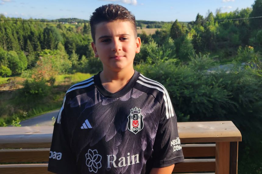 Gurbetçi çocuğun Türk bayrağını görünce duygulandığı anlar