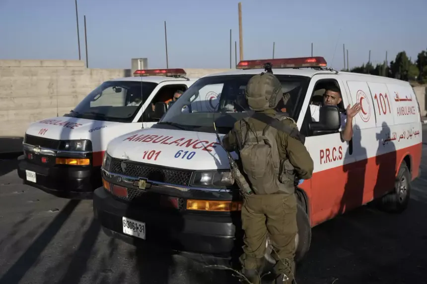 İsrail güçlerinin yaralı Filistinliyi ambulanstan çıkararak gözaltına aldı