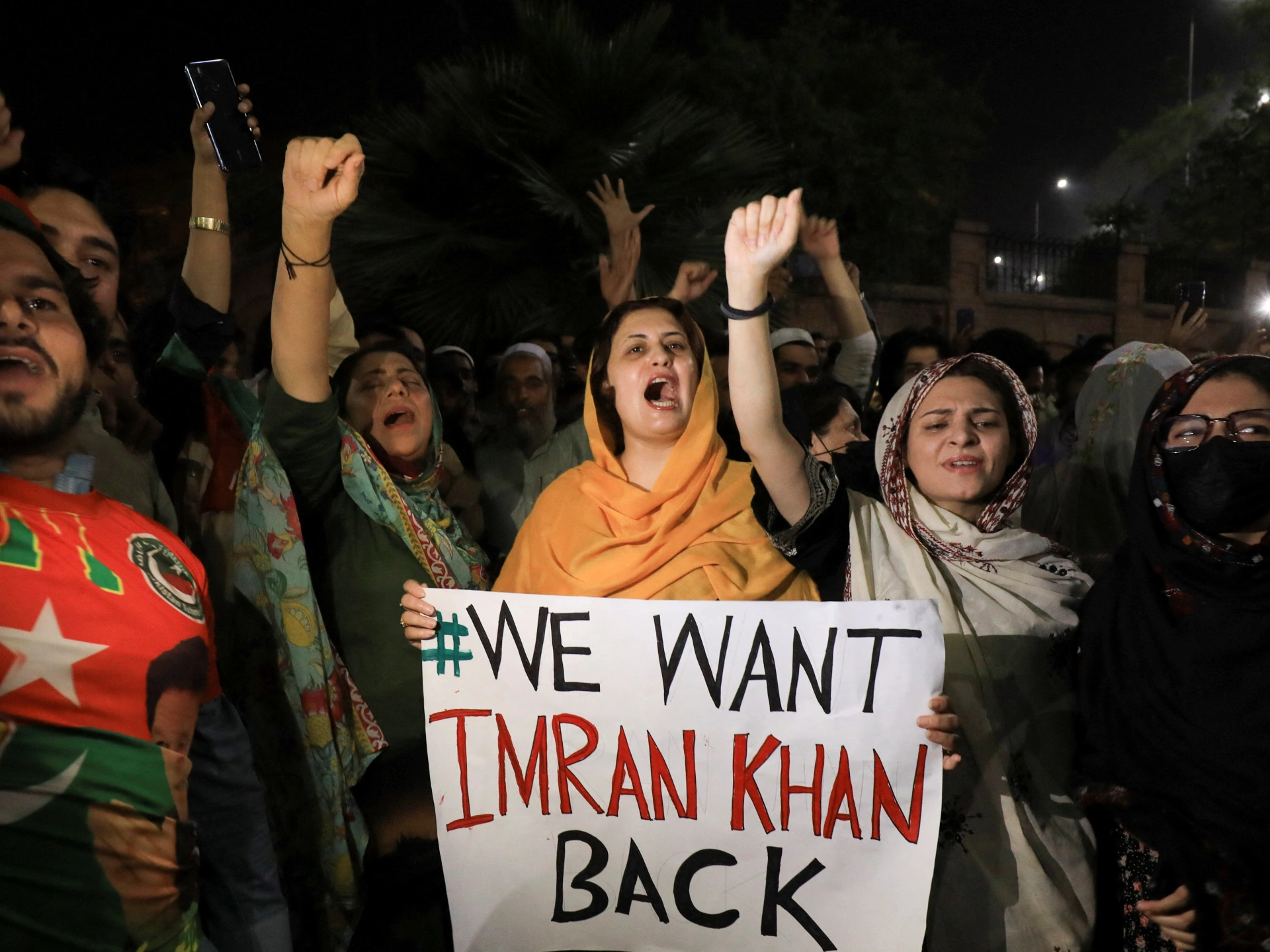 2022-04-10T224048Z_1127058906_RC2KKT9LXJWY_RTRMADP_3_PAKISTAN-POLITICS