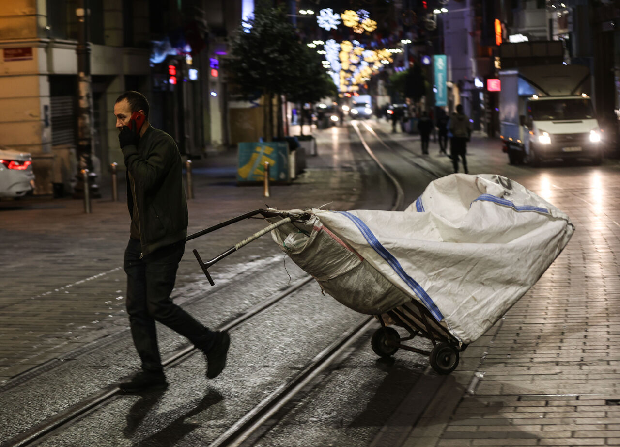 AA-20221114-29433398-29433394-ISTIKLAL_CADDESI_YENIDEN_YAYA_TRAFIGINE_ACILDI