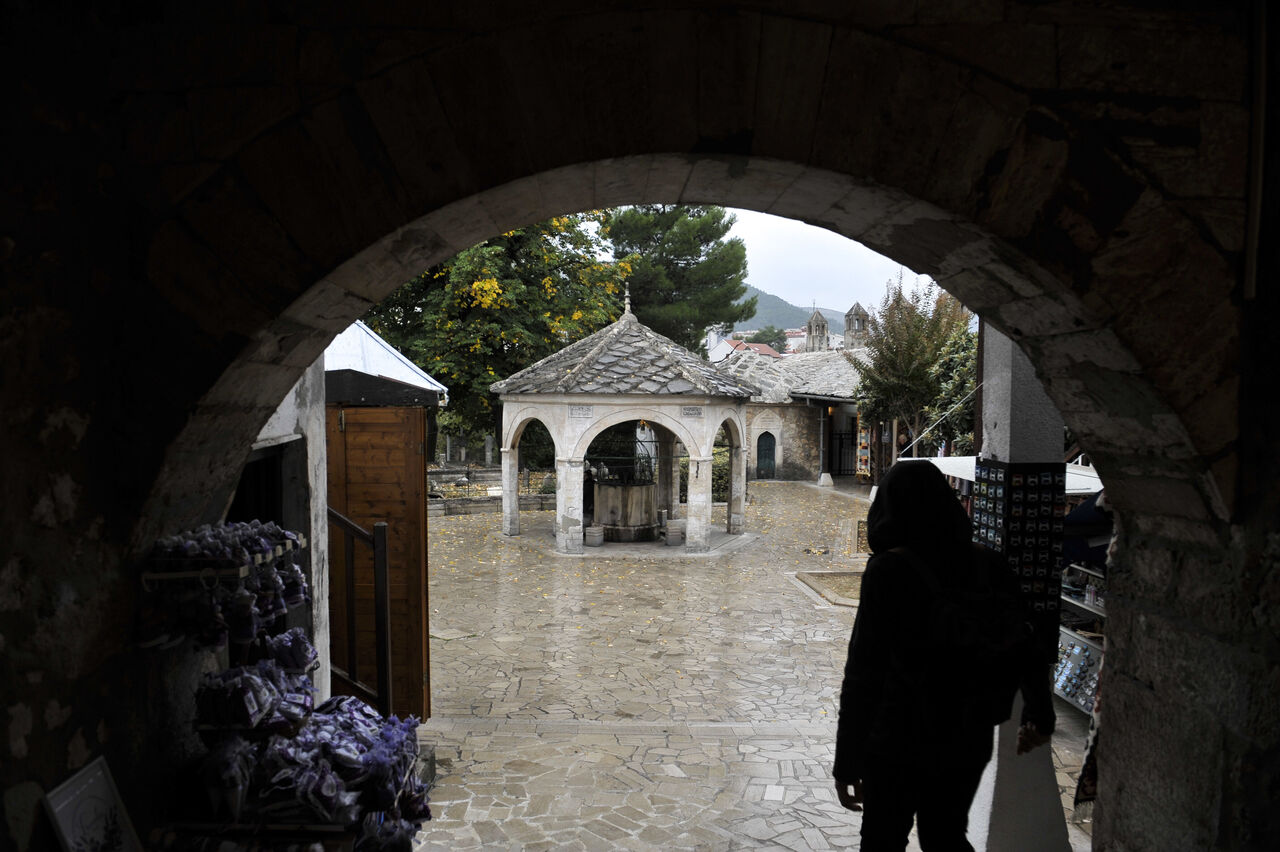 AA-20221117-29461062-29461031-TARIHI_VE_DOGAL_GUZELLIKLERIYLE_SONBAHARDA_DA_KENDINE_HAYRAN_BIRAKAN_SEHIR_MOSTAR