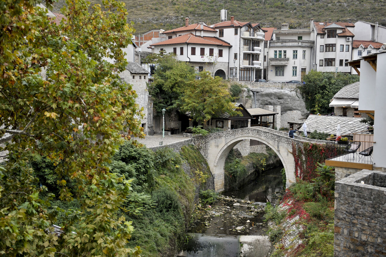 AA-20221117-29461062-29461032-TARIHI_VE_DOGAL_GUZELLIKLERIYLE_SONBAHARDA_DA_KENDINE_HAYRAN_BIRAKAN_SEHIR_MOSTAR