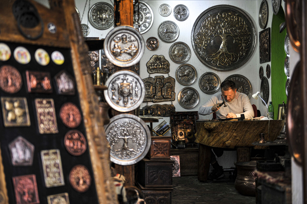 AA-20221117-29461062-29461051-TARIHI_VE_DOGAL_GUZELLIKLERIYLE_SONBAHARDA_DA_KENDINE_HAYRAN_BIRAKAN_SEHIR_MOSTAR