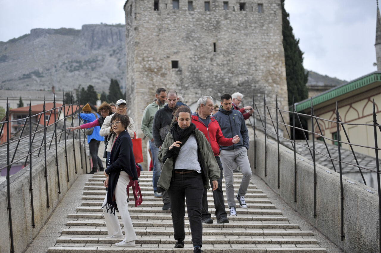 AA-20221117-29461062-29461053-TARIHI_VE_DOGAL_GUZELLIKLERIYLE_SONBAHARDA_DA_KENDINE_HAYRAN_BIRAKAN_SEHIR_MOSTAR