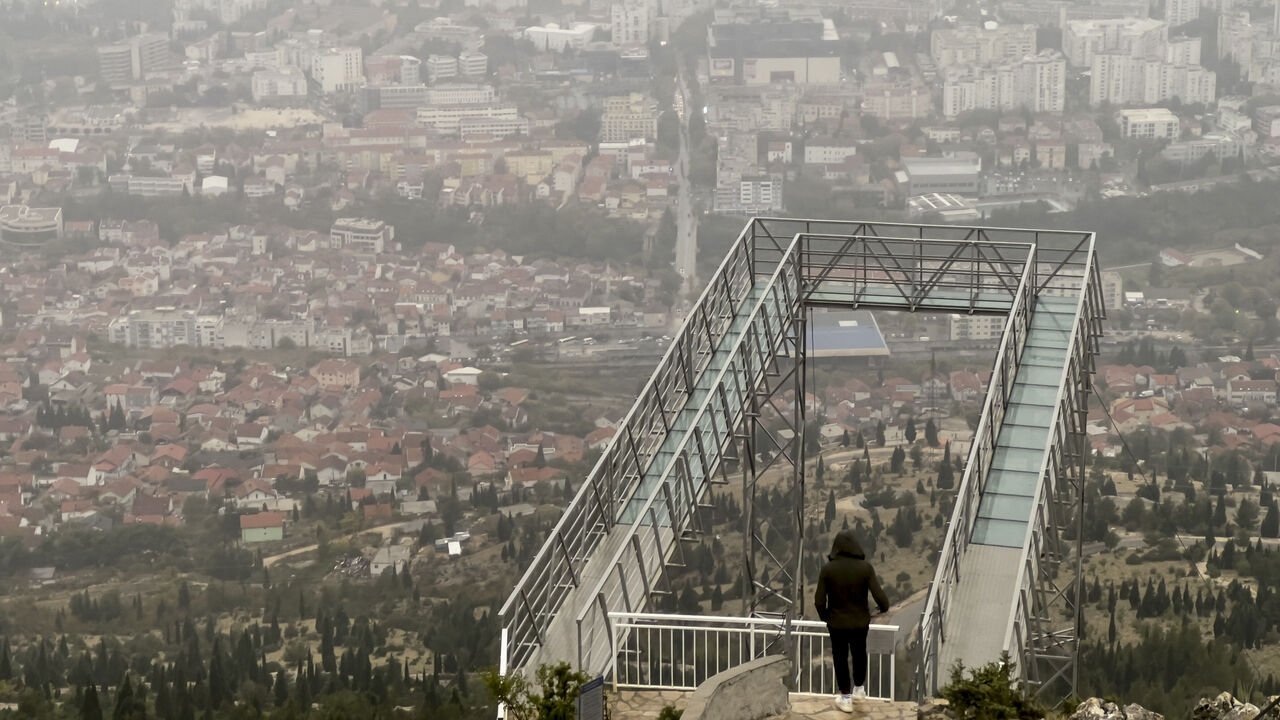 AA-20221117-29461062-29461058-TARIHI_VE_DOGAL_GUZELLIKLERIYLE_SONBAHARDA_DA_KENDINE_HAYRAN_BIRAKAN_SEHIR_MOSTAR