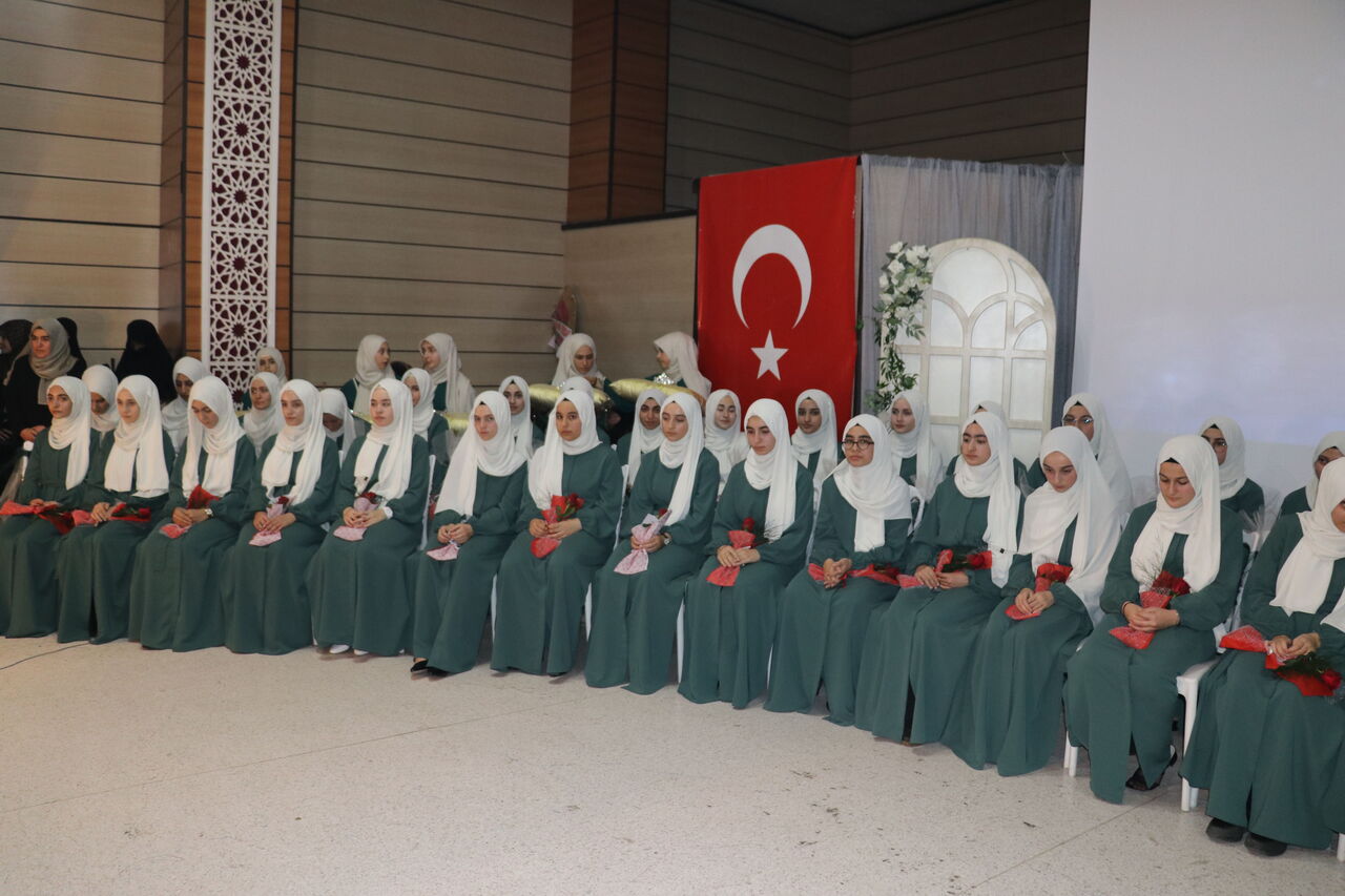 AA-20221125-29547329-29547295-ERZINCANDA_HAFIZLIK_EGITIMINI_TAMAMLAYAN_160_OGRENCI_ICAZETLERINI_ALDI