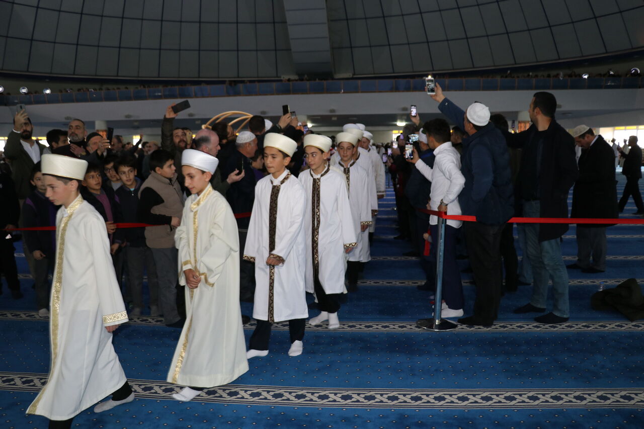 AA-20221125-29547329-29547303-ERZINCANDA_HAFIZLIK_EGITIMINI_TAMAMLAYAN_160_OGRENCI_ICAZETLERINI_ALDI