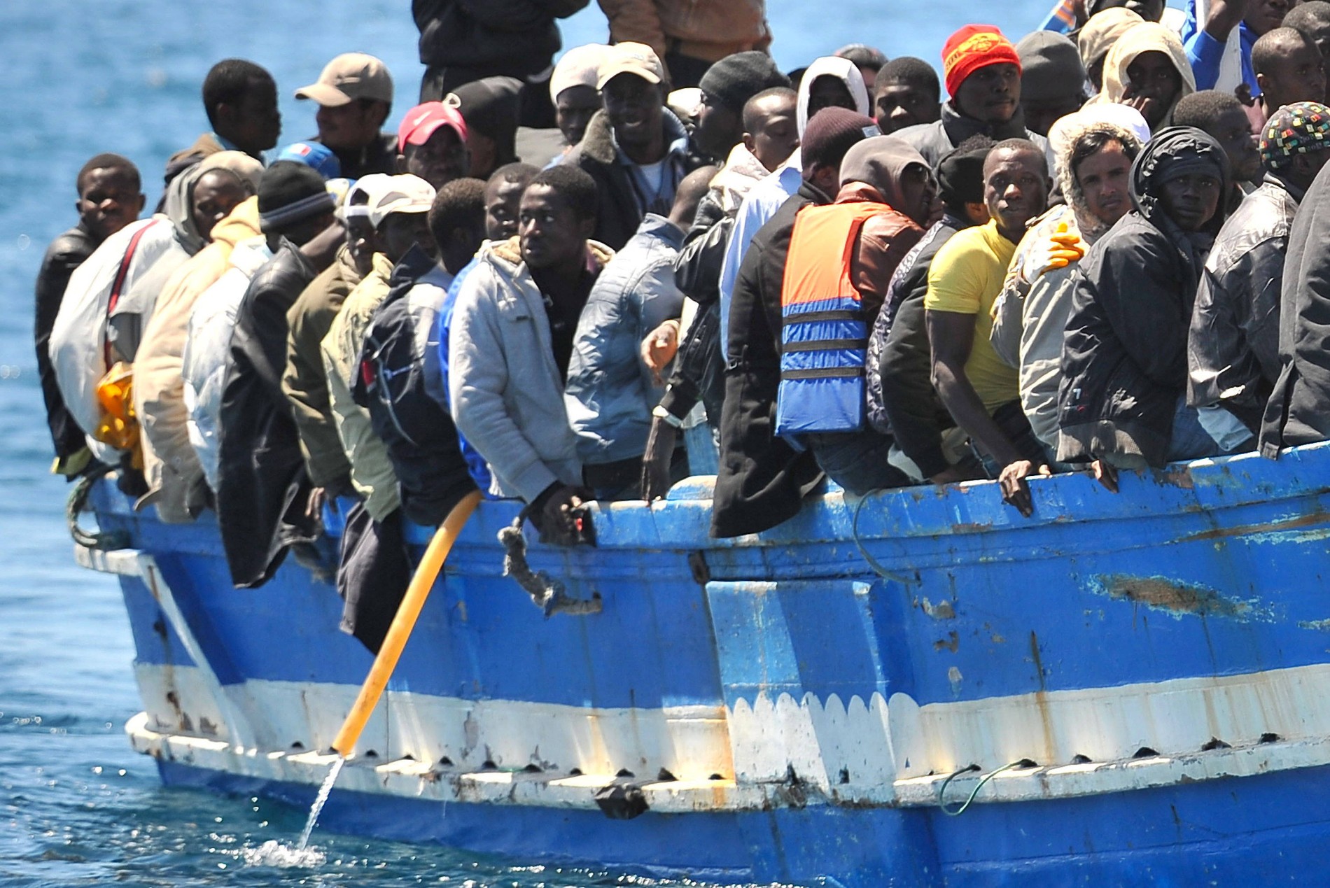 ein-boot-mit-fluechtlingen-aus