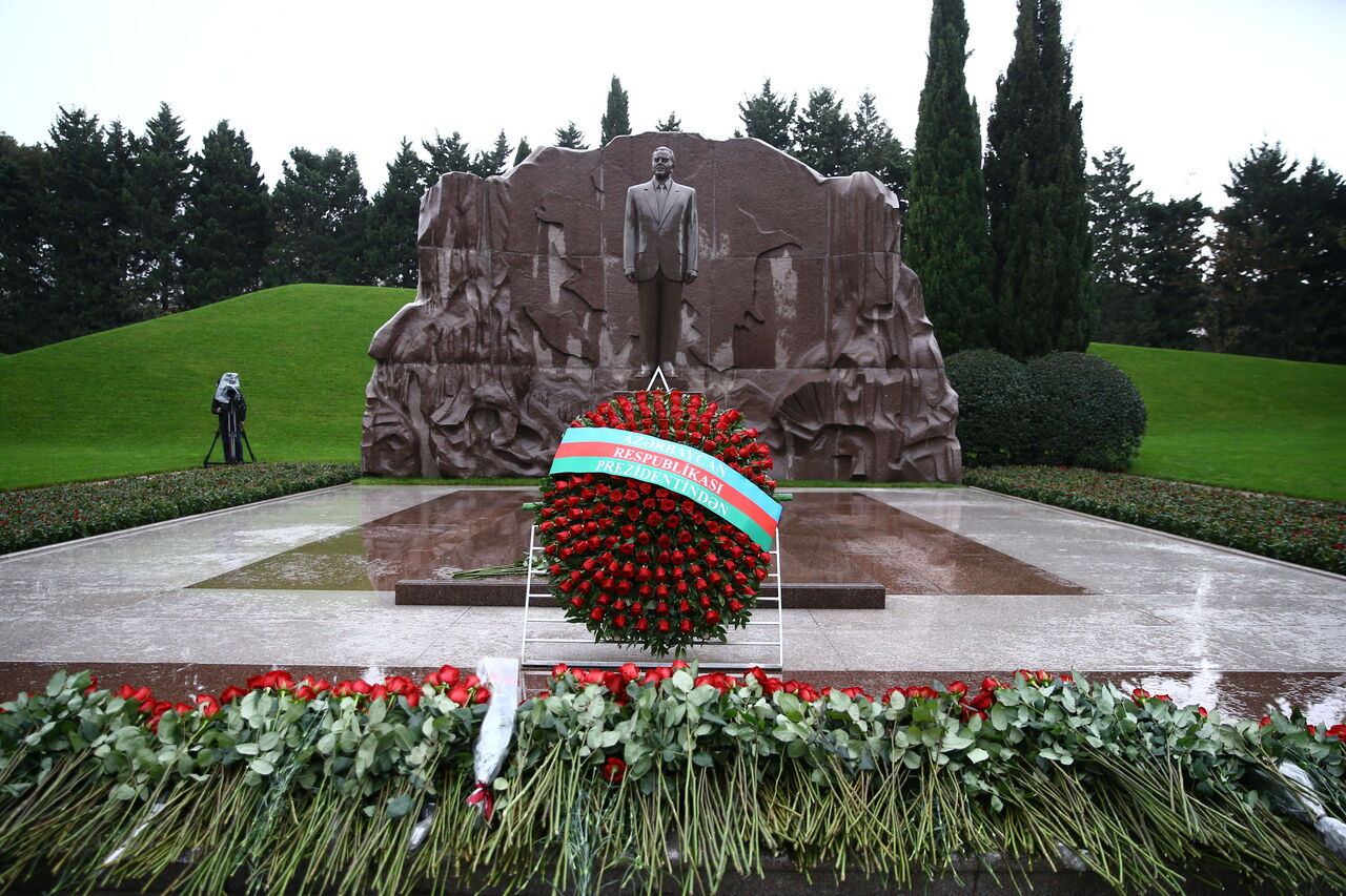 AA-20221212-29715572-29715549-HAYDAR_ALIYEV_VEFATININ_19_YILINDA_ANILIYOR