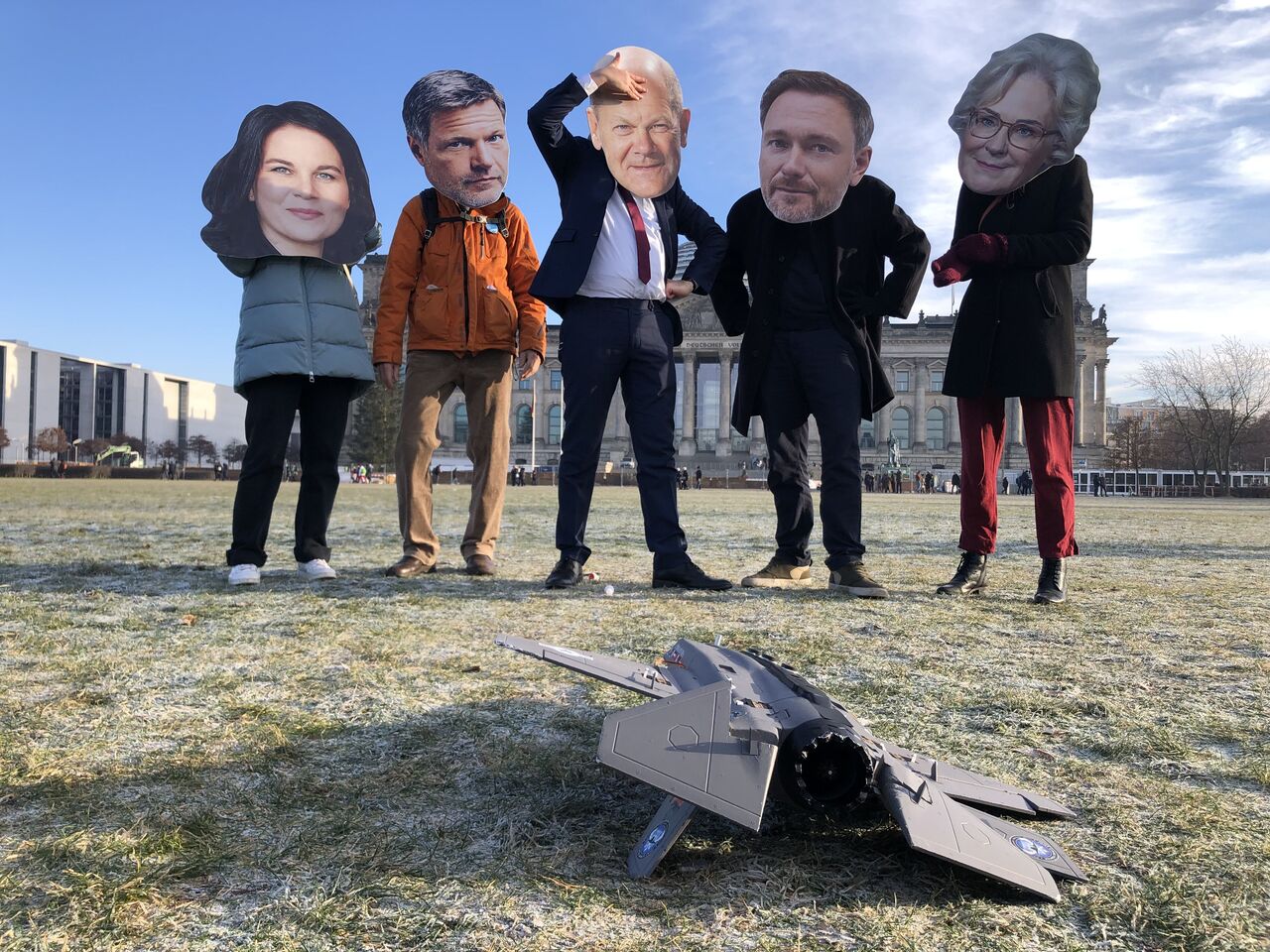 AA-20221214-29738402-29738394-BERLINDE_AKTIVISTLER_F35_SAVAS_UCAGI_ALIMINI_PROTESTO_ETTI