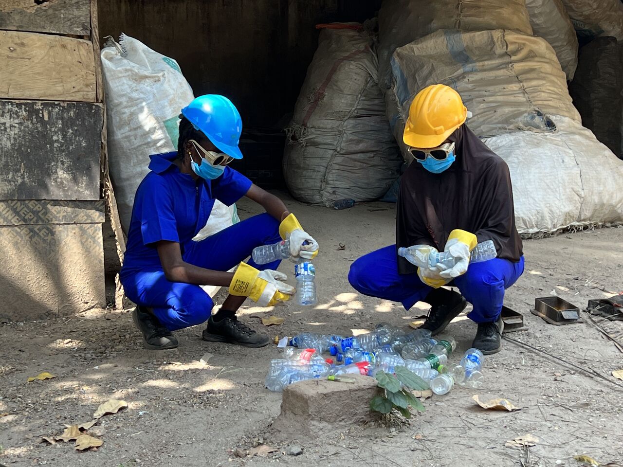 AA-20221222-29807520-29807518-NIJERYALI_KADIN_GIRISIMCI_GENC_KIZLARA_PLASTIK_ATIKTAN_PARKE_TASI_YAPMAYI_OGRETIYOR