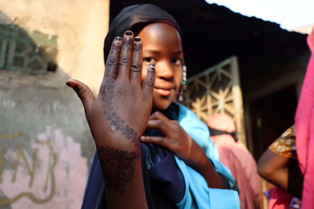 AA-20230105-29914365-29914317-KAMERUNDA_MUSLUMANLAR_SEVINCLERINI_VUCUTLARINDAKI_KINA_DESENLERIYLE_GOSTERIYOR