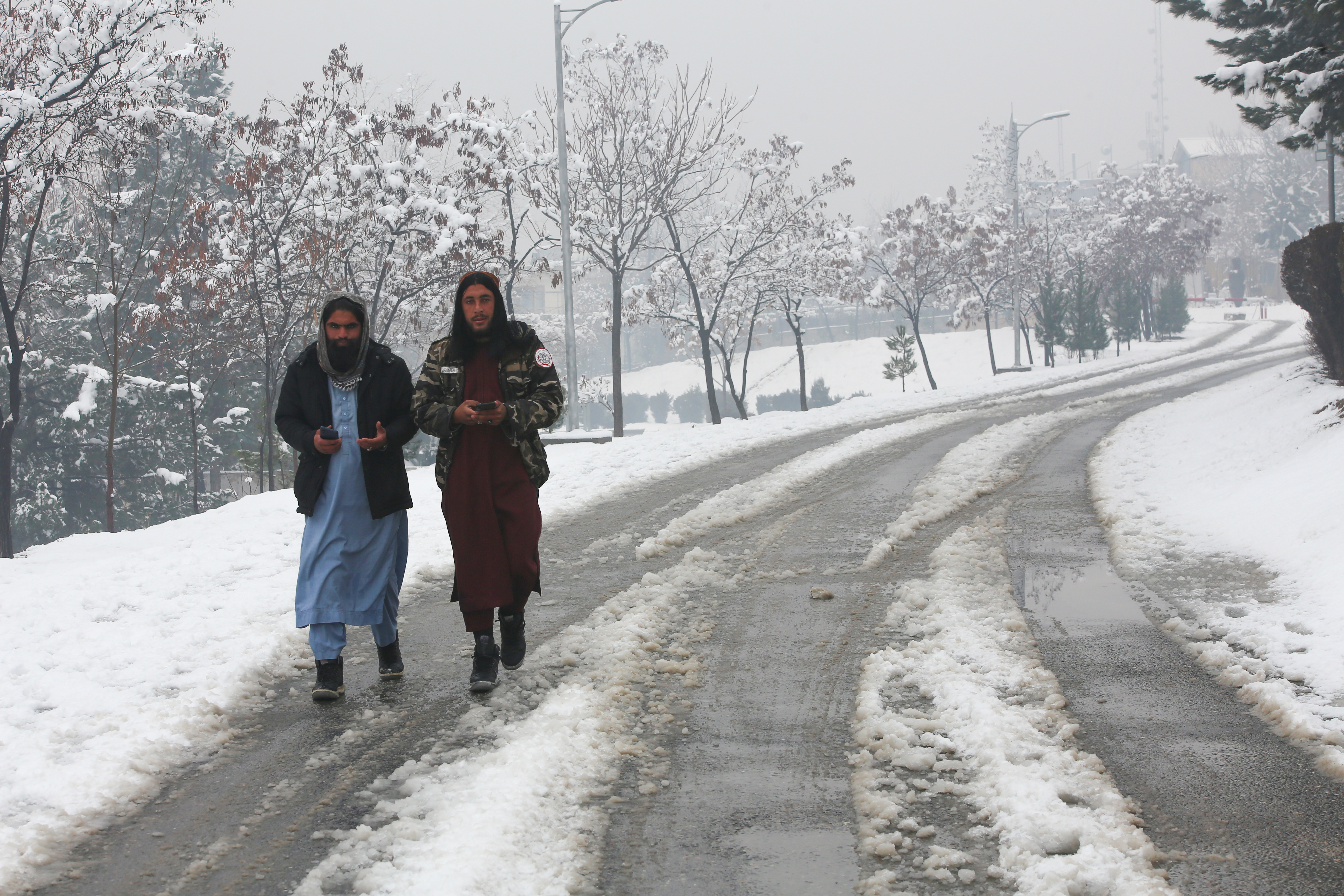 Afganistan'ın başkenti Kabil'de, bu yıl en yoğun kar yağışı etkili oldu. Kabil'de son günlerde etkisini gösteren kar yağışları gece saatlerinden itibaren hava sıcaklığının eksi 9 dereceye kadar düşmesiyle şiddetini artırdı.
