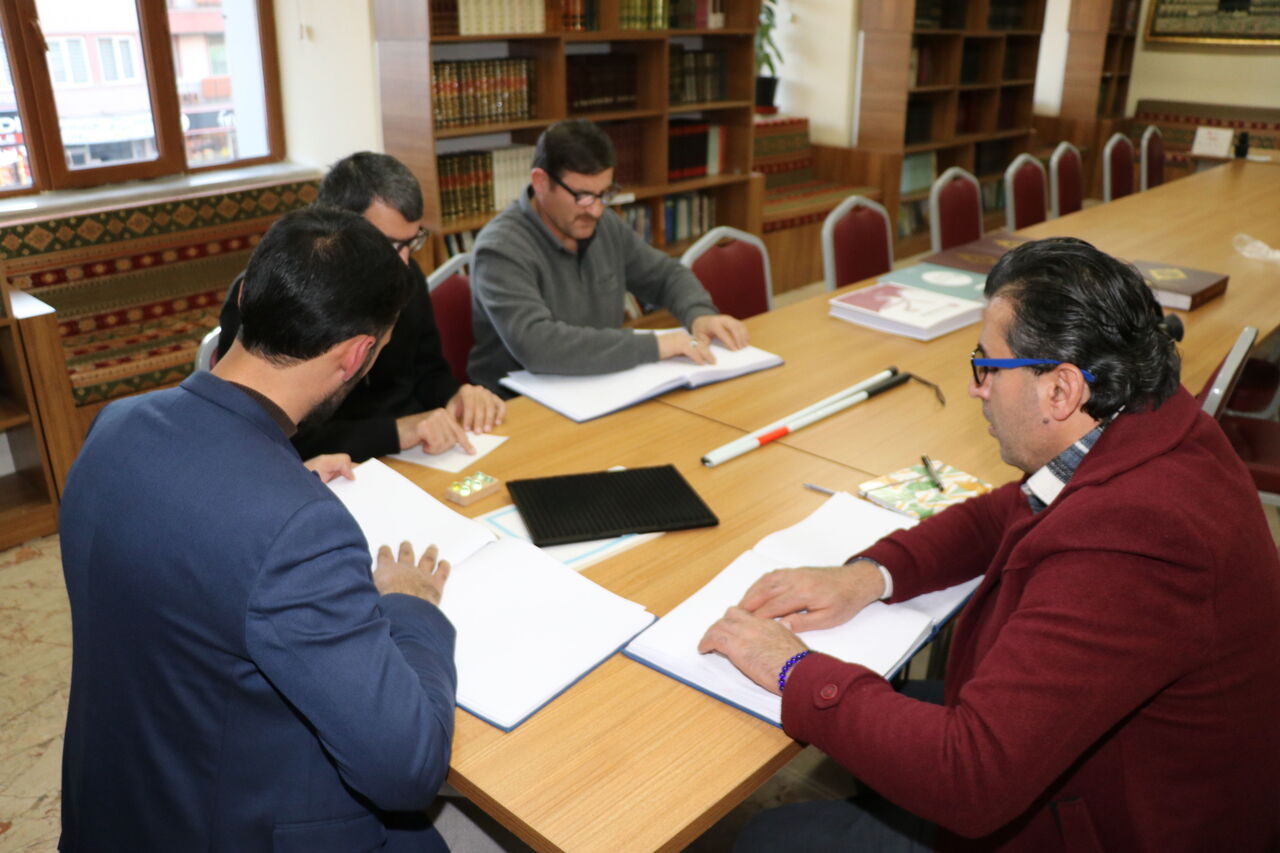 AA-20230113-29978056-29978051-PARMAKLARIYLA_KURANI_KERIM_OGRENEN_ENGELLI_CALISANLAR_HAFIZLIK_HAYALI_KURUYOR