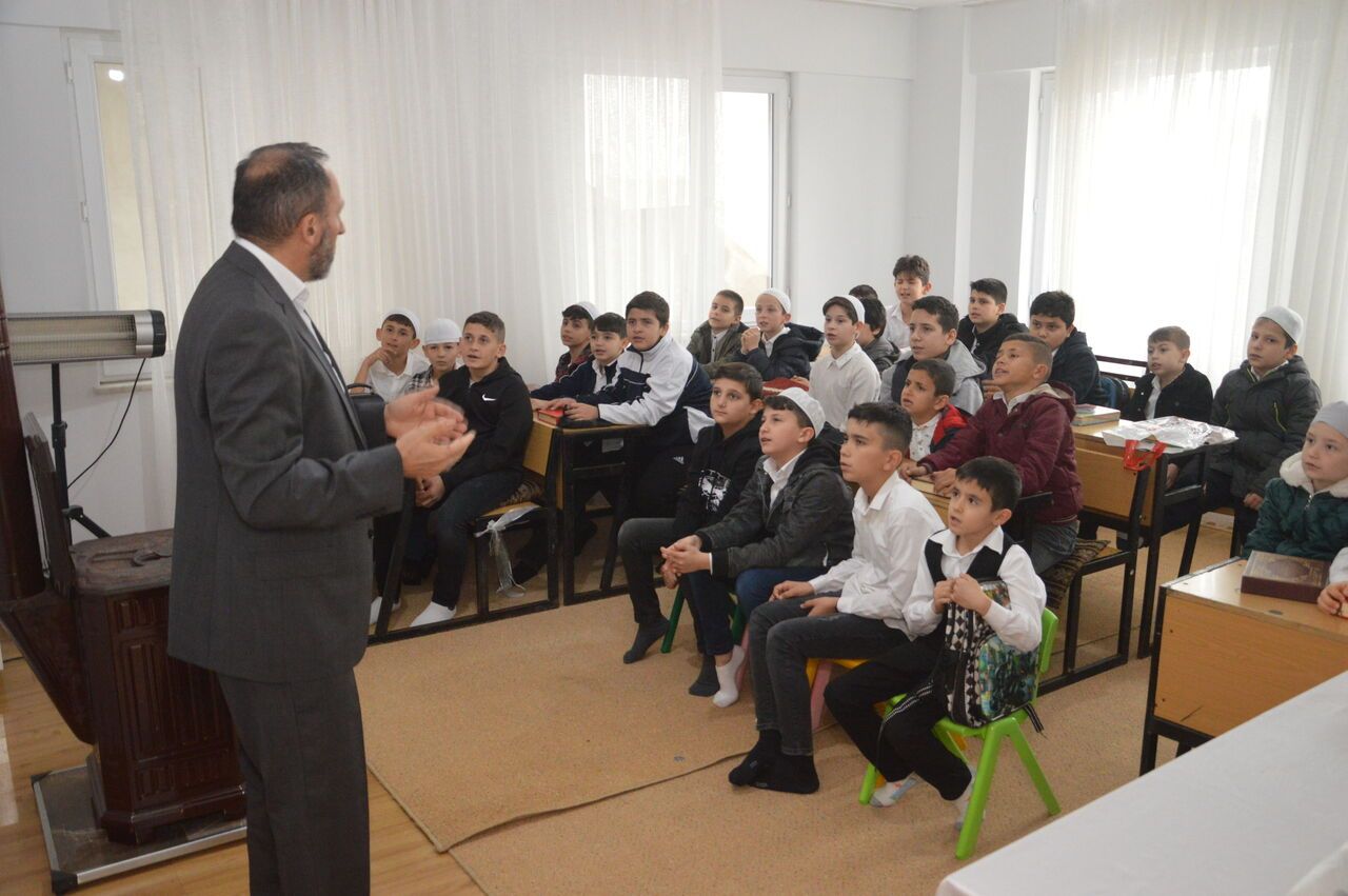 AA-20230130-30126385-30126369-EGITIMI_EGLENCEYLE_BULUSTURAN_IMAM_COCUKLARA_CAMIYI_SEVDIRIYOR
