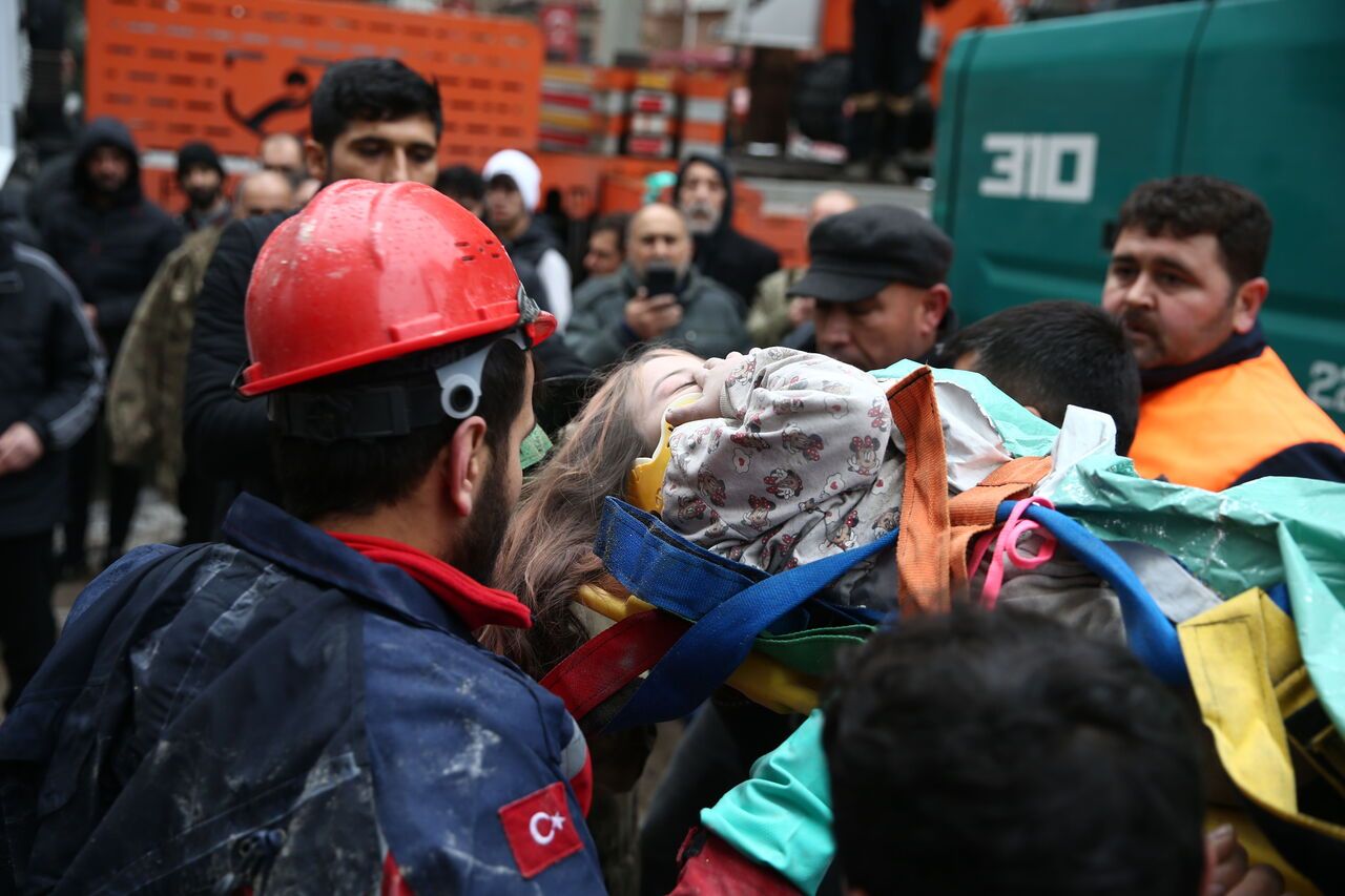 AA-20230206-30187679-30187670-OSMANIYEDE_YIKILAN_10_KATLI_BINADAN_BIR_KIZ_COCUGU_KURTARILDI